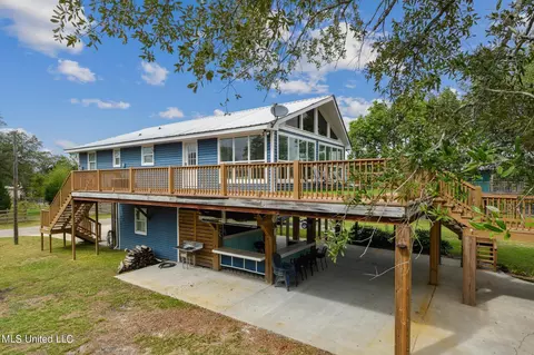 69 Fiber St, Bay Saint Louis, MS 39520