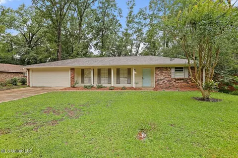 906 Live Oak Dr, Clinton, MS 39056