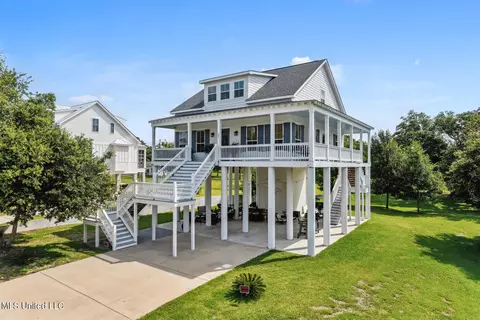 102 Bienville Dr, Waveland, MS 39576