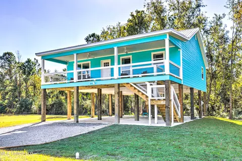 341 Gordon St, Waveland, MS 39576