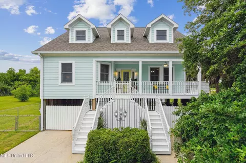 116 Saint Joseph St, Waveland, MS 39576