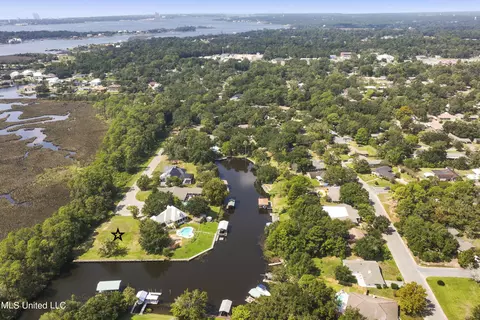 12700 Corban Pl, Ocean Springs, MS 39564