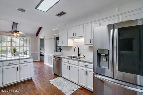 Kitchen - 409 Parkway Rd, Brandon, MS 39047 photo 3 of 4