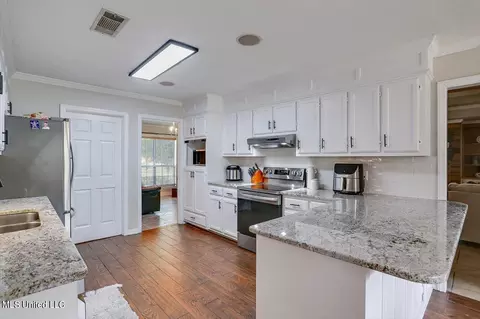 Kitchen - 409 Parkway Rd, Brandon, MS 39047 photo 4 of 4