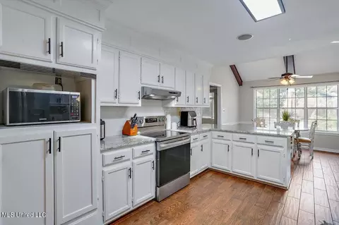 Kitchen - 409 Parkway Rd, Brandon, MS 39047 photo 2 of 4