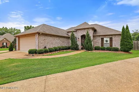 121 Meadowcreek Dr, Brandon, MS 39042
