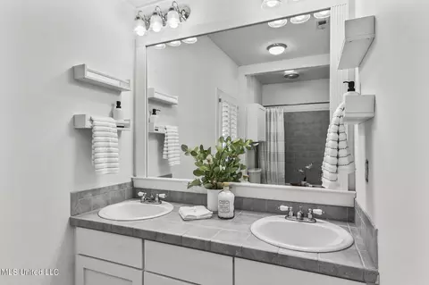 Bath - 602 Forest Point Dr, Brandon, MS 39047 photo 2 of 5