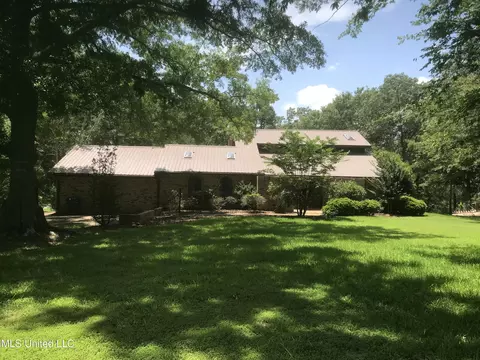 2 Dogwood Ln, Brandon, MS 39047