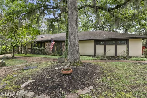 14 Avery Cir, Jackson, MS 39211