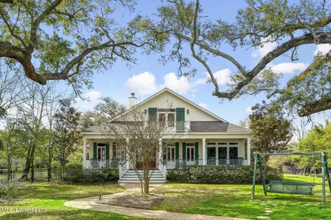 806 Hancock St, Bay Saint Louis, MS 39520