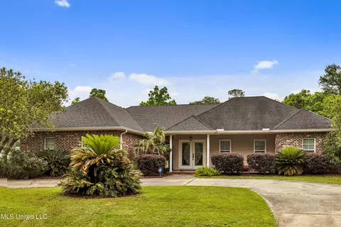 1000 Edna St, Waveland, MS 39576