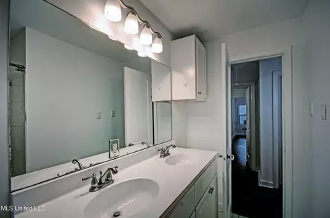 Bath - 105 S Park Dr, Jackson, MS 39211 photo 2 of 2