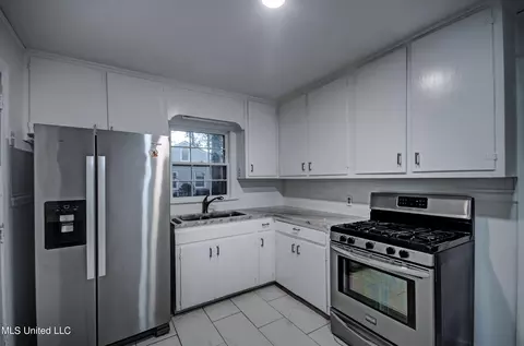 Kitchen - 105 S Park Dr, Jackson, MS 39211 photo 1 of 2