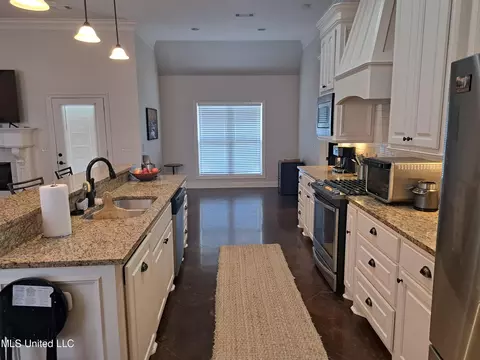 Kitchen - 1130 Sanctuary Dr, Brandon, MS 39042 photo 2 of 3