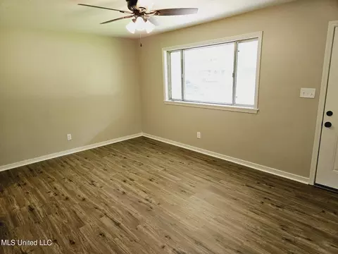 Living - 314 Francis St, Jackson, MS 39206 photo 2 of 2