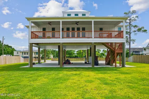 222 Sandy St, Waveland, MS 39576