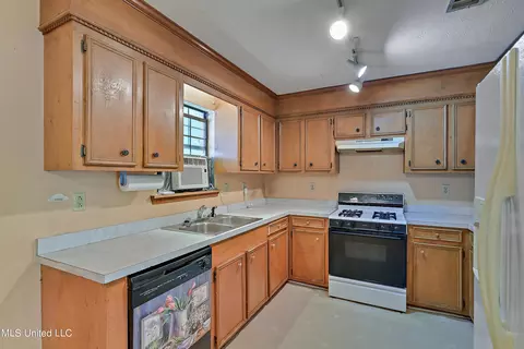 Kitchen - 162 Sunset St, Brandon, MS 39042 photo 2 of 3