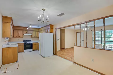Kitchen - 162 Sunset St, Brandon, MS 39042 photo 3 of 3