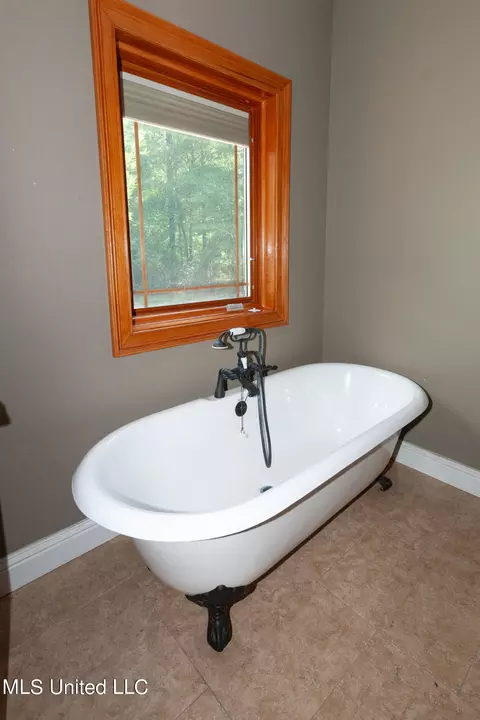 Bath - 203 Luther Davis Rd, Lucedale, MS 39452 photo 2 of 6