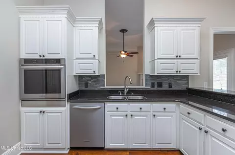 Kitchen - 106 Windsor Cv, Madison, MS 39110 photo 2 of 4