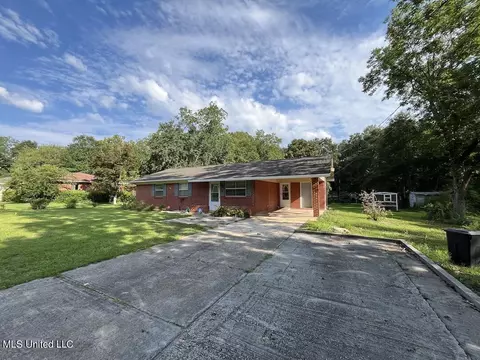 940 Clubhouse Dr, Wiggins, MS 39577