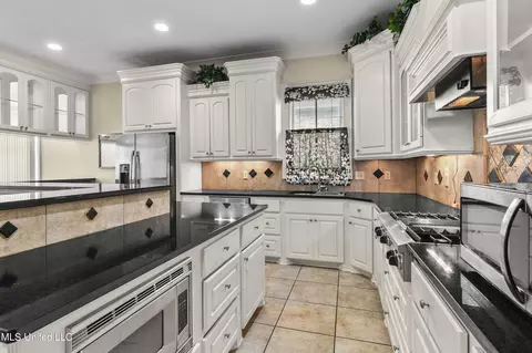 Kitchen - 116 Brisage Dr, Madison, MS 39110 photo 3 of 8
