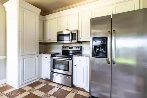 Kitchen - 440 Abbey Woods, Brandon, MS 39047 photo 2 of 4