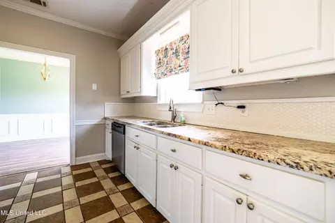 Kitchen - 440 Abbey Woods, Brandon, MS 39047 photo 4 of 4