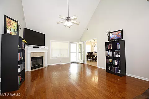 Living - 1289 Ridge Cv, Hernando, MS 38632 photo 2 of 2