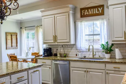 Kitchen - 128 Covey Run, Madison, MS 39110 photo 5 of 6