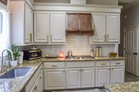 Kitchen - 128 Covey Run, Madison, MS 39110 photo 3 of 6