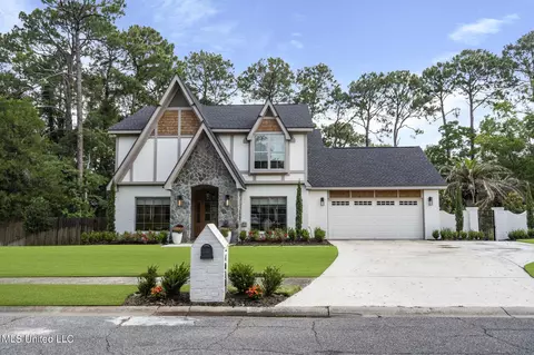 4011 Breezy Hill Ln, Ocean Springs, MS 39564