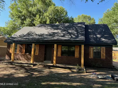 484 Woodsmoke Dr, Southaven, MS 38671
