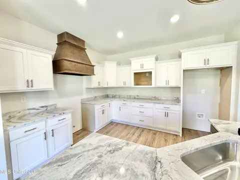 Kitchen - 5046 Watson View Dr, Nesbit, MS 38651 photo 2 of 3