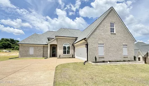 5046 Watson View Dr, Nesbit, MS 38651