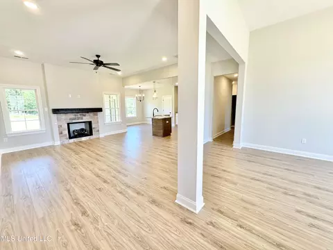 Living - 5046 Watson View Dr, Nesbit, MS 38651 photo 1 of 3