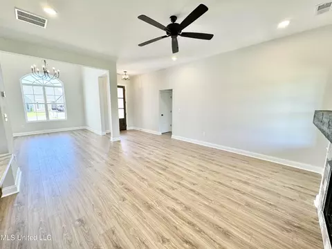 Living - 5046 Watson View Dr, Nesbit, MS 38651 photo 3 of 3