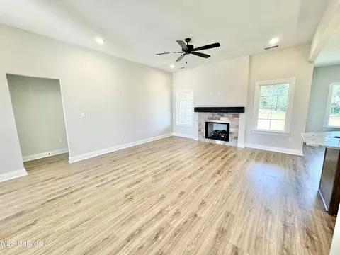 Living - 5046 Watson View Dr, Nesbit, MS 38651 photo 2 of 3