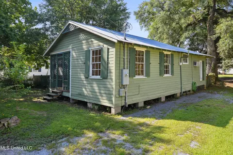 532 State St, Bay Saint Louis, MS 39520