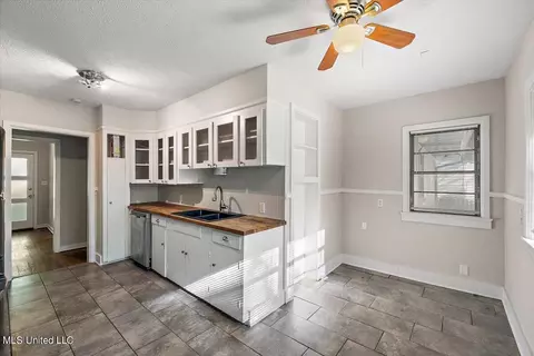 Kitchen - 4623 Meadowridge Dr, Jackson, MS 39206 photo 2 of 3