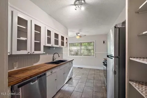 Kitchen - 4623 Meadowridge Dr, Jackson, MS 39206 photo 1 of 3