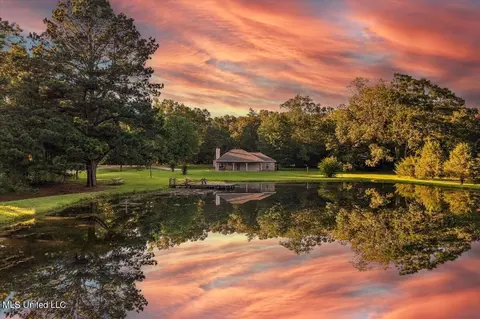 104 Chapel Cliff Dr, Raymond, MS 39154