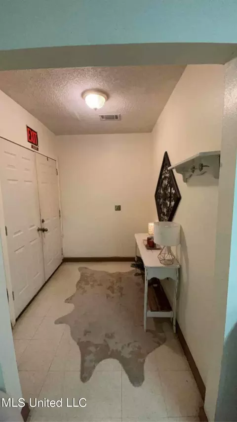 Entry Way - 109 Mamies Rd, Mount Olive, MS 39119 photo 2 of 3