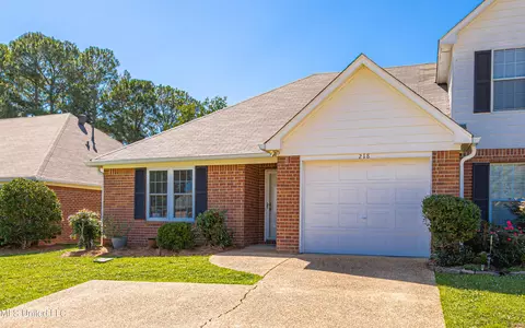 218 Woodlake Dr, Brandon, MS 39047