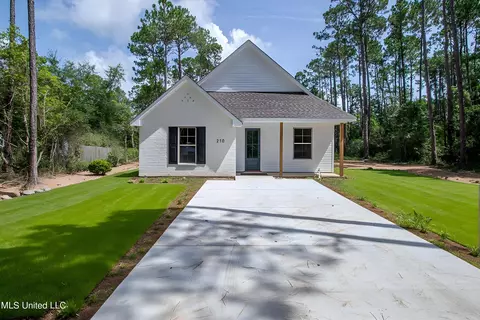 210 Mackerel St, Waveland, MS 39576