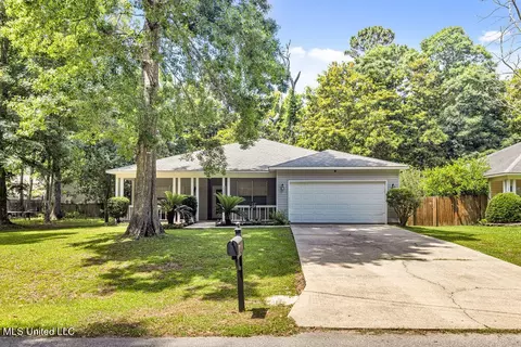2924 Hickory Ln, Ocean Springs, MS 39564