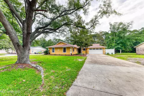 110 Braeburn Dr, Ocean Springs, MS 39564