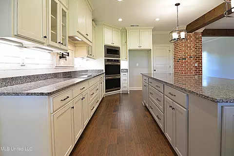 Kitchen - 3628 Fossil Hill South Dr, Hernando, MS 38632 photo 3 of 4