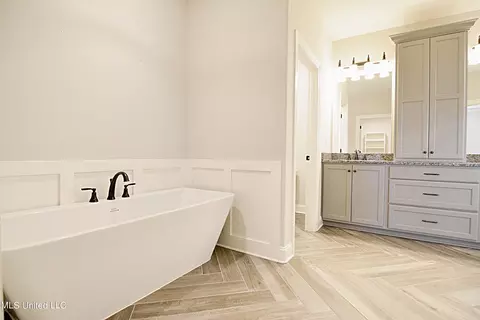 Bath - 3628 Fossil Hill South Dr, Hernando, MS 38632 photo 2 of 4