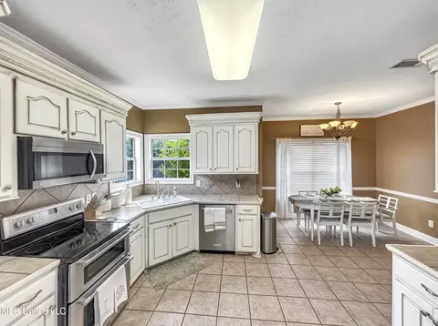 Kitchen - 426 Old Town Cir, Brandon, MS 39042 photo 2 of 2